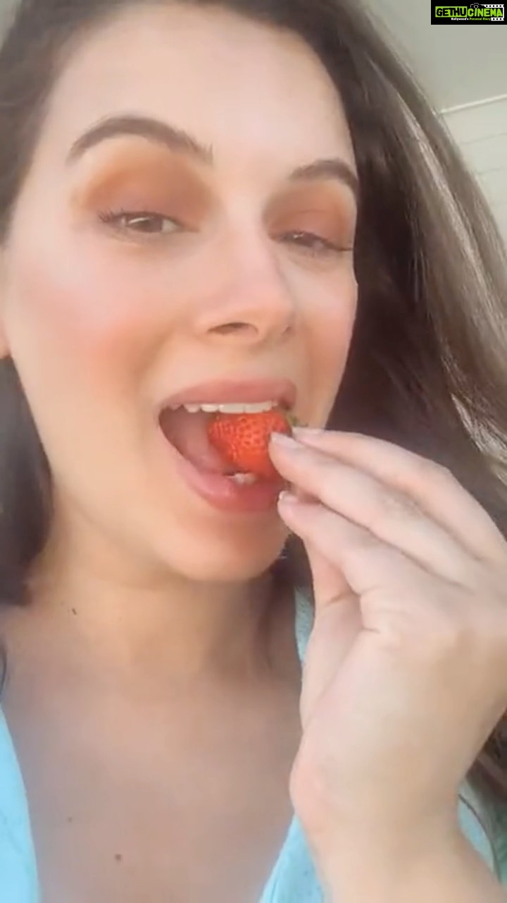 Evelyn Sharma Instagram - Everything is growing! The lawn, the veggies, and my belly… 🤰🏻 don’t you looove spring? 🥰