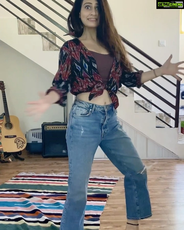 Fatima Sana Shaikh Instagram - Ludo khelne ka aur disco dance karne ka koi sahi waqt nahi hota hai! @netflix_in @bachchan @adityaroykapur @rajkummar_rao @pankajtripathi @sanyamalhotra_ @pearlemaany @rohitsaraf10 @inayatverma22 @ashanegi @itsshalinivatsa @anuragbasuofficial #BhushanKumar @divyakhoslakumar @ipritamofficial @tanibasu #KrishanKumar #AnuragBasuProductions @tseries.official @tseriesfilms