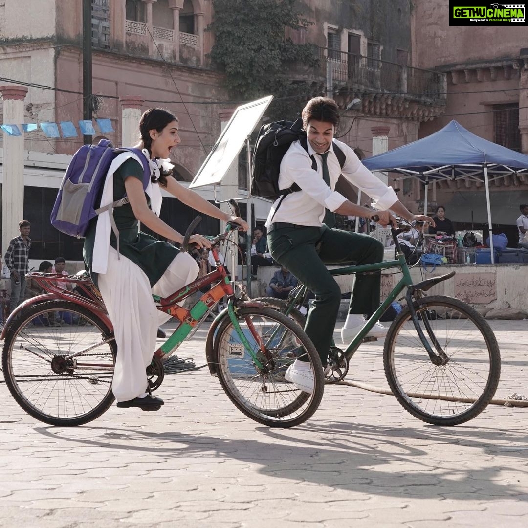 Fatima Sana Shaikh Instagram - Here are some stolen glances from our new song #HardumHumdum from Netflix’s #Ludo! This song took me back to my good old days! I hope it takes you back too! Song coming out at 6 pm today. Stay tuned! @bachchan @adityaroykapur @rajkummar_rao @pankajtripathi @sanyamalhotra_ @pearlemaany @rohitsaraf10 @inayatverma22 @ashanegi @itsshalinivatsa @anuragbasuofficial #BhushanKumar @divyakhoslakumar @ipritamofficial @tanibasu #KrishanKumar #AnuragBasuProductions @tseries.official @tseriesfilms @arijitsingh @quadri.sayeed @netflix_in