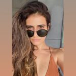 Fatima Sana Shaikh Instagram – 😎
Na yeh pout hai, aur na hi smirk. 
Yeh kuch aadha adhura hai..