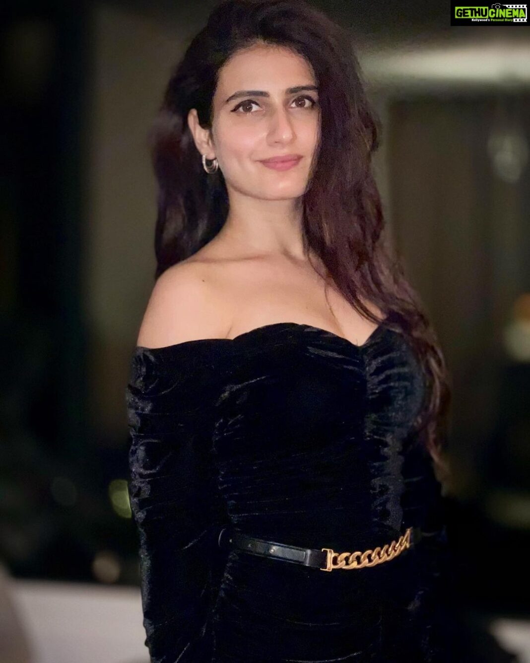 Fatima Sana Shaikh Instagram - Apne paas kuch khaas content nahi hota hai. So that’s me. Standing very still and Slightly awkward 🤓