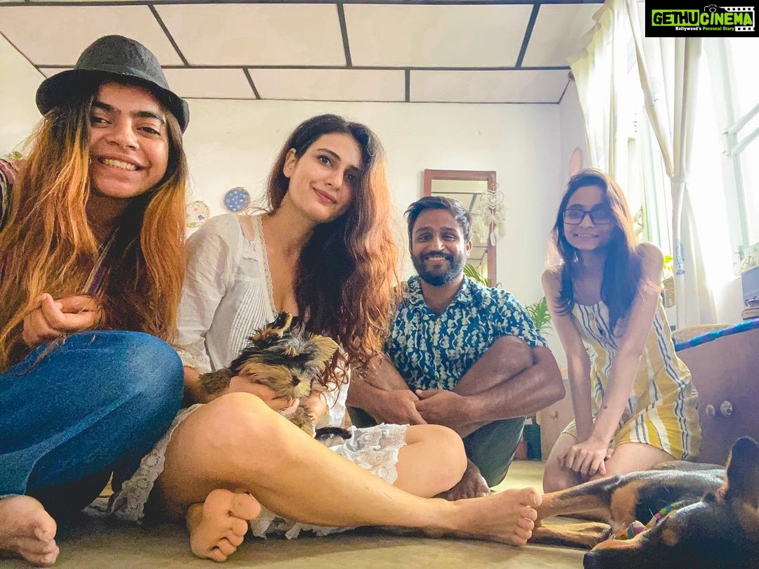Fatima Sana Shaikh Instagram - Happy people. @millennialladki @ovenkarenge @arjunujra Bir, Himachal Pradesh, India