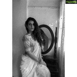 Fatima Sana Shaikh Instagram - kab Thahrega dard ai dil kab raat basar hogi 
sunte the vo aaenge sunte the sahar hogī -faiz Ahmad faiz 📸 @gorkey_photowala (clicked on facetime)