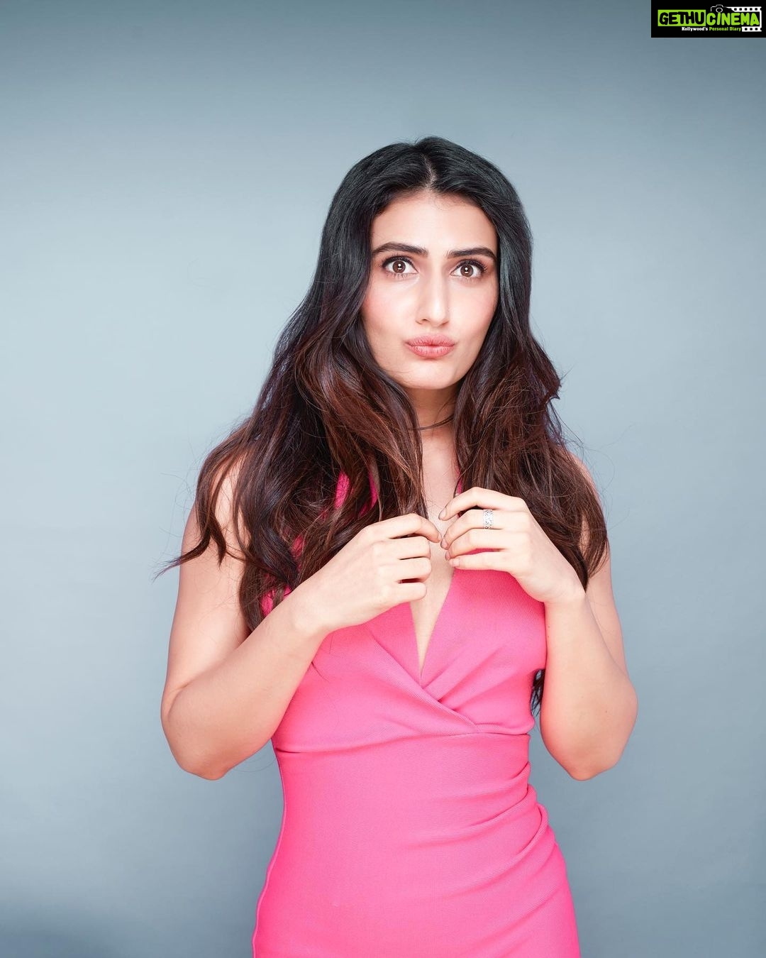 Fatima Sana Shaikh Instagram - 🤪 Photographer - @tejasnerurkarr Makeup and Hair - @nishisingh_muah Stylist - @tanghavri Assisted by - @karishmashaikhh Earrings - @misho_designs
