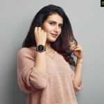 Fatima Sana Shaikh Instagram – Say Hi to @Fossil Gen5 and it says Hi back!! #FossilSmartwatch