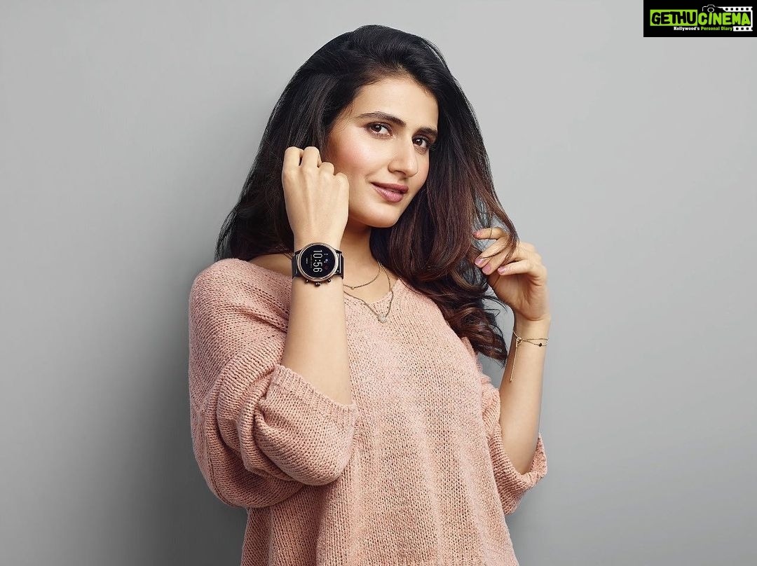 Fatima Sana Shaikh Instagram - Say Hi to @Fossil Gen5 and it says Hi back!! #FossilSmartwatch
