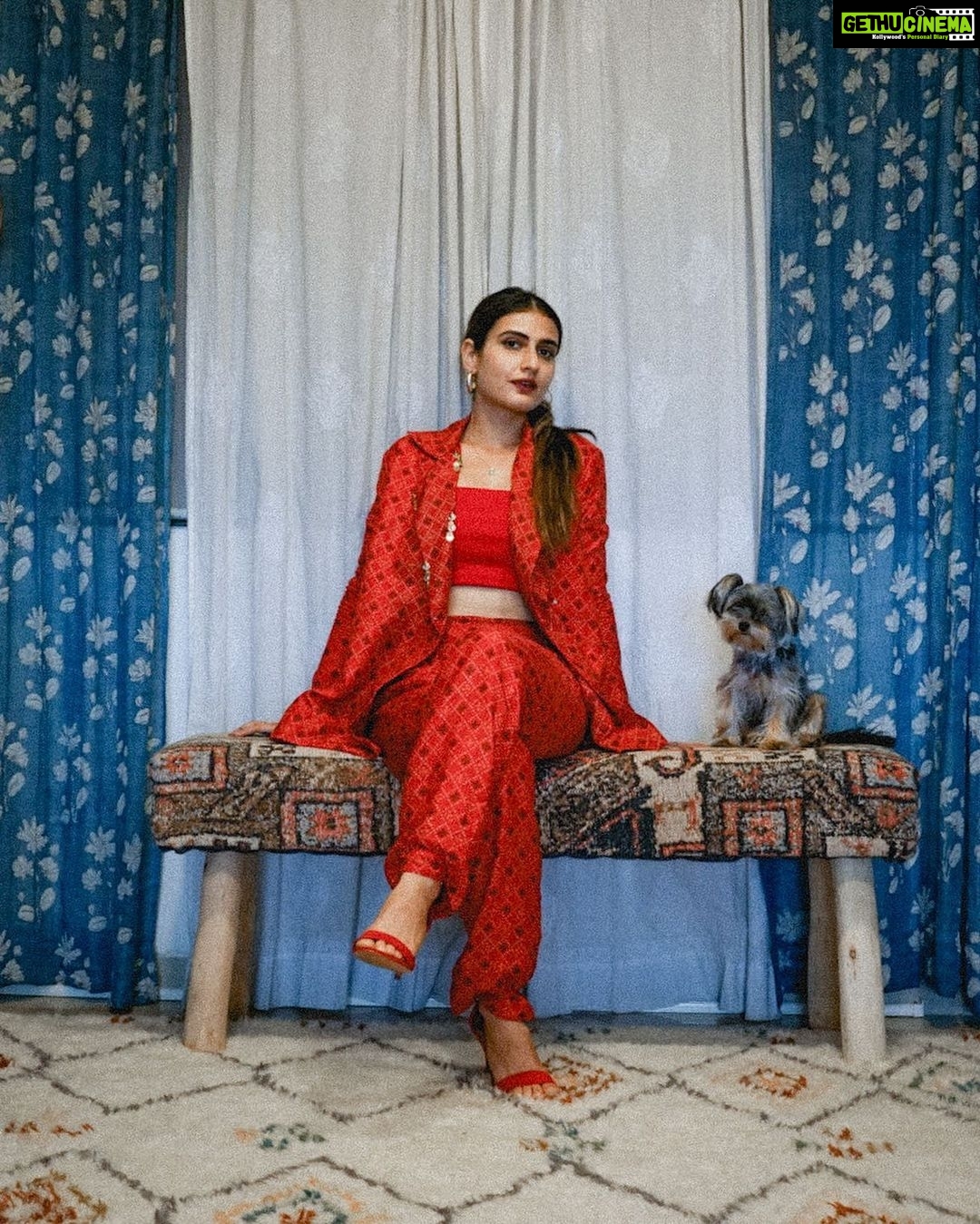 Fatima Sana Shaikh Instagram - Bijlee has something to say.. woof?! #ajeebdaastaans Wearing : @label_anushree Jewellery : @shopeurumme @theofficialworldoftalisman Styled by : @akshitas11 Assisted by : @nishthaparwani