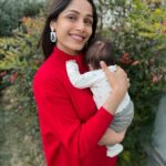 Freida Pinto Instagram – This will forever be my best Christmas with the most precious gift in my arms. 

Merry Christmas world!❤