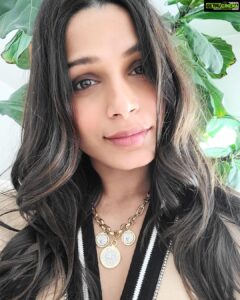 Freida Pinto Instagram - Celebrating a good hair day at the end of a press junket and also Intrusion still tracking in the top 5 movies on @netflix 💃🏻 

Hair by @tyler_the_hairstylist