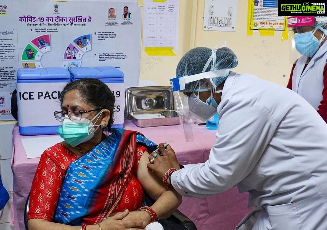 Freida Pinto Instagram - Today I’d like to take the time to highlight a joint collaboration between @globalindiafund and @samhitadotorg who are working hard in implementing an emergency initiative for rapid and equitable distribution of vaccines to low-income and marginalized communities across India. For every $12 raised; a full vaccination, mask, and nutrition package will be distributed to someone in need in India. The Global India Fund has an opportunity to make a difference in helping vaccinate India and curb the spread of Covid-19. See the link on my story to donate.