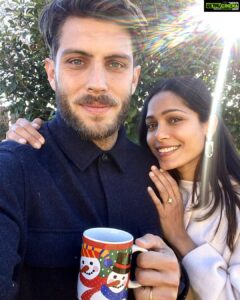 Freida Pinto Instagram - 🌲Merry Christmas from me and mine🌲

Sending love and smiles to all today♥️♥️