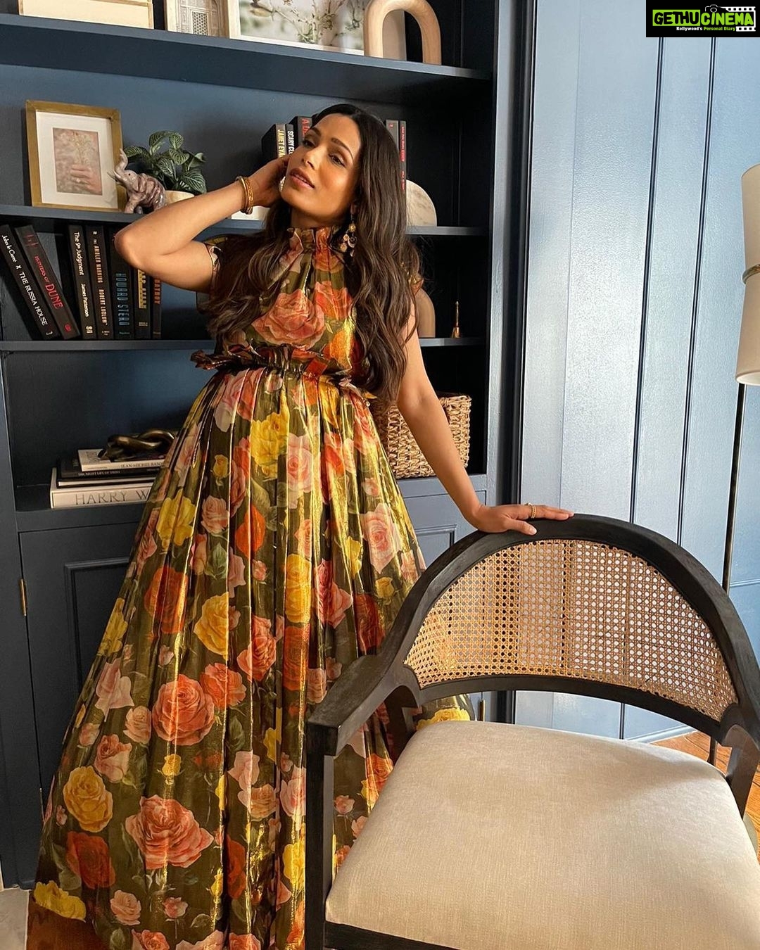 Freida Pinto Instagram - I am so ready for my first ever appearance on the absolutely vibrant and full of warmth @kellyclarksonshow! I want to learn the secret to @kellyclarkson infectious and genuinely positive energy. Oh and talking about secrets… I think I might share something that may or may not come as a surprise to many of you.