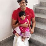 Ganesh Venkatraman Instagram - Just some Daddy Things ❤️❤️😍😍 #daddydaughter #hangingout #SamairaGanesh