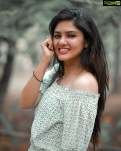 Gayathri Suresh Instagram - Koi Pyaar Kare, To Tumse Kare.... Koi Tumhe Badal Kar Pyaar Kare, Woh Pyaar Nahi Soudha Kare❤️ PC: @bijuwhiteramp_photography