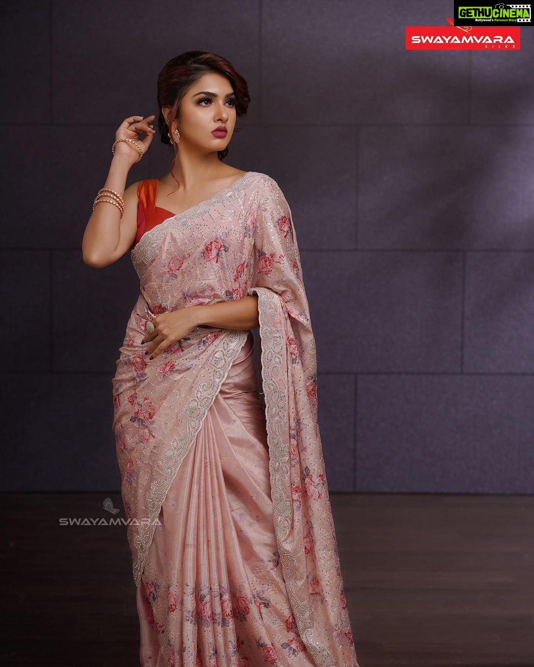 Gayathri Suresh Instagram - Crushed chiffon saree in thread and stone work . In Frame : @gayathri_r_suresh Photography : @director_aniesh_upaasana In association with @redfmmalayalam Makeup : @neethu_makeupartist @vijilsmakeover Styling : @leirakuncysiby Jewellery : @ladies_planet_rental_jewellery . #swayamvarasilks #gayathrisuresh #malayalamactress #gayu #sareelovers #sareelove #gayathrirsuresh #photoshoot #celebrity #gayatrisuresh #sareestyle #sareeactress #sareedraping #chiffon #chiffonsaree
