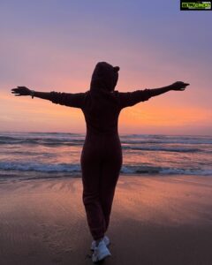 Gayathri Suresh Instagram - Varkala😍💥🌙. PC: @seny_p_arukattu 💕