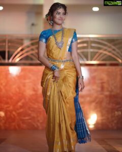 Gayathri Suresh Instagram - Cousin got hooked💝🤪💕❤️. PC: @vivekmenonphotography  MUA: @naturals.mgroadthrissur  Saree : @seemattitextiles