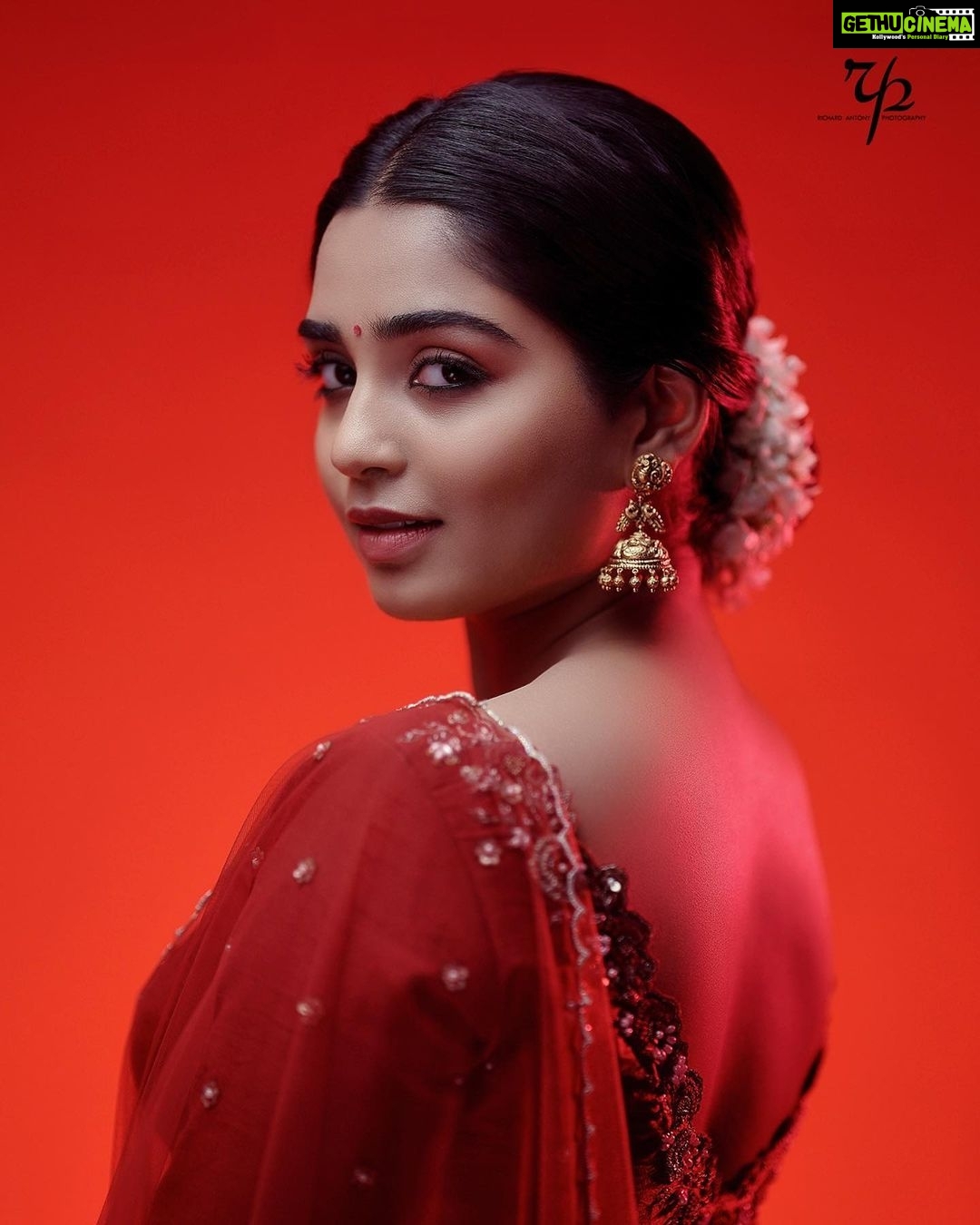 Gouri G Kishan - 163.4K Likes - 🌻
Photographer : @richard_antony_
Stylist : @asaniya_nazrin
Jewellery : @francisalukkas
Makeup and Hair : @_femy_antony_
Outfit : @thunnal
Studio : @maxxocreative
Retouch: @ajmaltorres