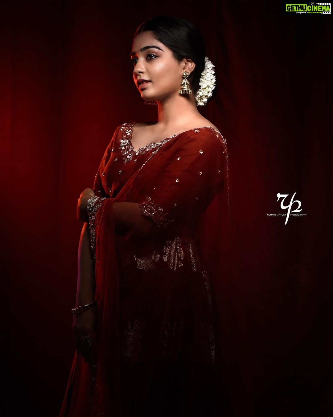 Gouri G Kishan - 163.5K Likes - Where do you leave off and where does your part begin?
Photographer : @richard_antony_
Stylist : @asaniya_nazrin
Jewellery : @francisalukkas
Makeup and Hair : @_femy_antony_
Outfit : @thunnal
Studio : @maxxocreative
Retouch: @ajmaltorres