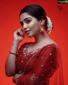 Gouri G Kishan Instagram - Look away.

Photographer : @Richard_Antony_

Stylist : @asaniya_nazrin 

Jewellery : @francisalukkas

Makeup and Hair : @_femy_antony_

Outfit : @thunnal

Studio : @maxxocreative
 
Retouch: @ajmaltorres
