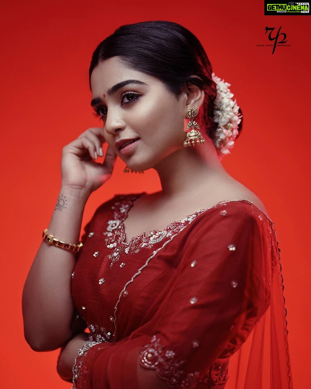 Gouri G Kishan - 206.6K Likes - Look away.
Photographer : @Richard_Antony_
Stylist : @asaniya_nazrin
Jewellery : @francisalukkas
Makeup and Hair : @_femy_antony_
Outfit : @thunnal
Studio : @maxxocreative
Retouch: @ajmaltorres