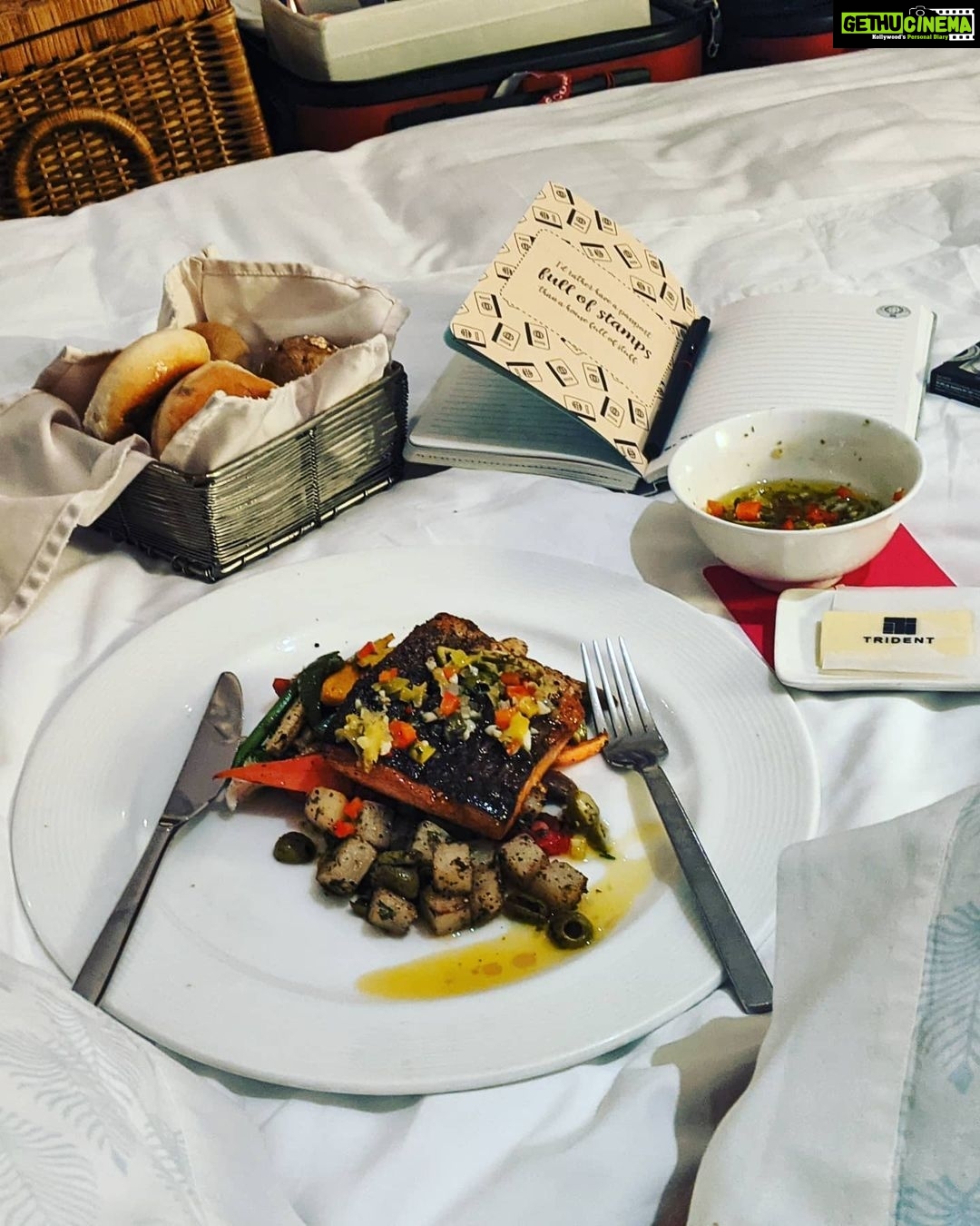 Hamsa Nandini Instagram - What are you having for dinner? . #pansearedsalmon #unbothered👑 #swanstories Trident, Hyderabad