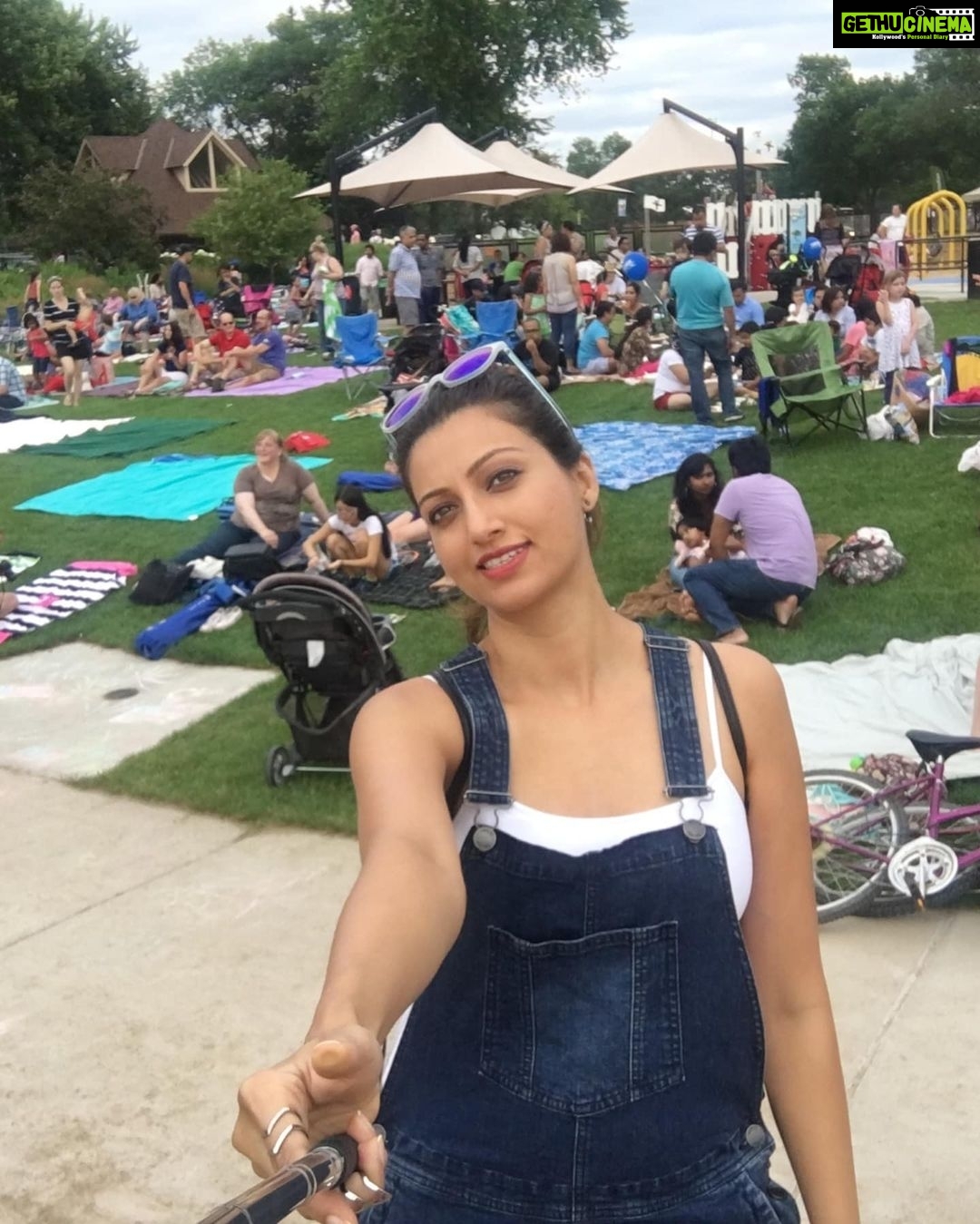 Hamsa Nandini Instagram - Happy 4th of July to everyone celebrating. Here is a throwback / #photodump to the super awesome time with my fam! Loved the firecracker show and the Spicy bbq shripms π€.. . #maythe4thbewithyou #throwbacktogoodtimes #swanstories