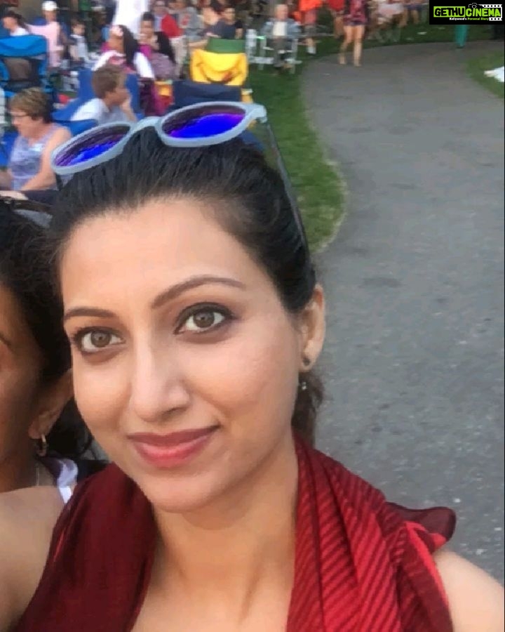 Hamsa Nandini Instagram - Happy 4th of July to everyone celebrating. Here is a throwback / #photodump to the super awesome time with my fam! Loved the firecracker show and the Spicy bbq shripms π€.. . #maythe4thbewithyou #throwbacktogoodtimes #swanstories