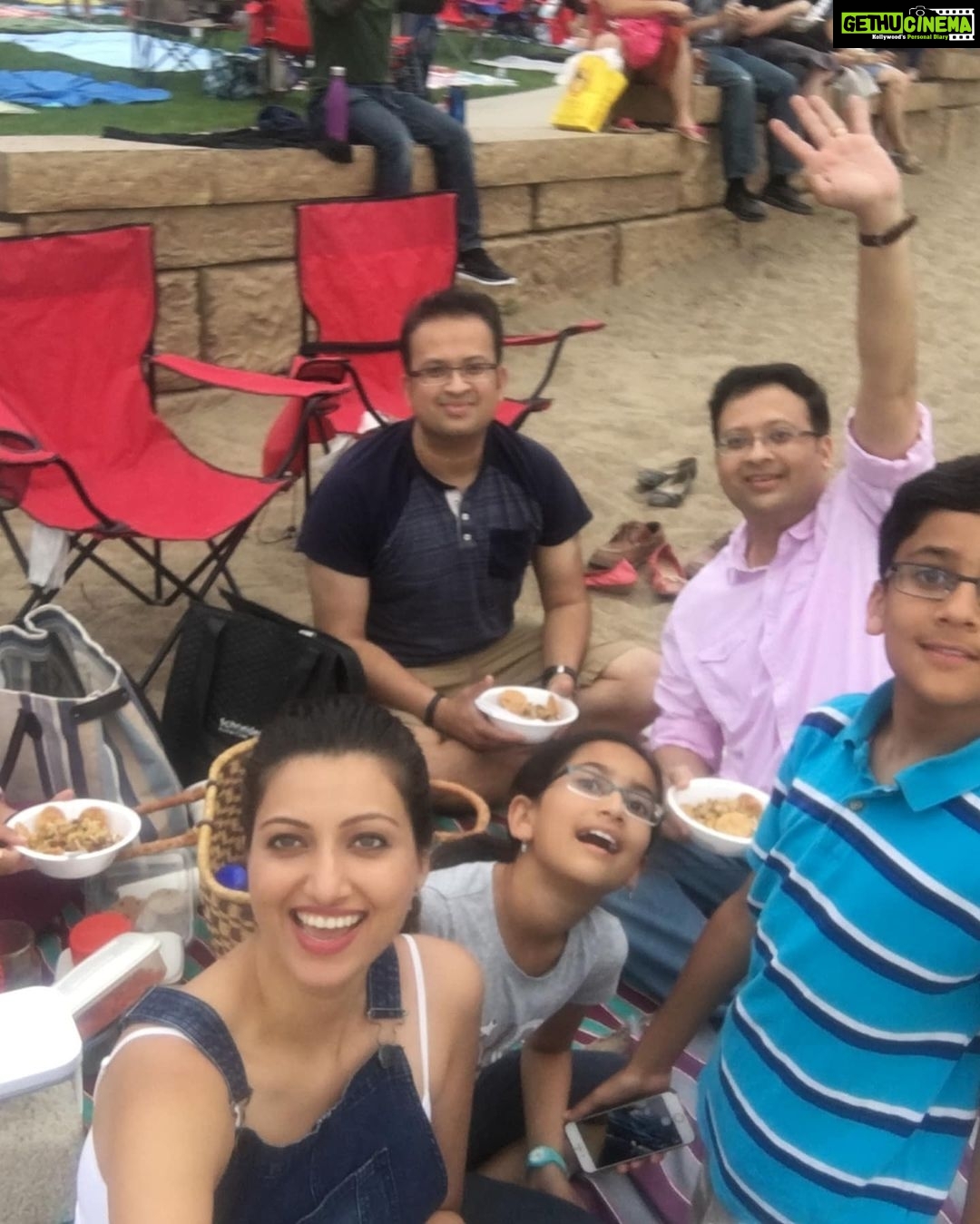 Hamsa Nandini Instagram - Happy 4th of July to everyone celebrating. Here is a throwback / #photodump to the super awesome time with my fam! Loved the firecracker show and the Spicy bbq shripms π€.. . #maythe4thbewithyou #throwbacktogoodtimes #swanstories