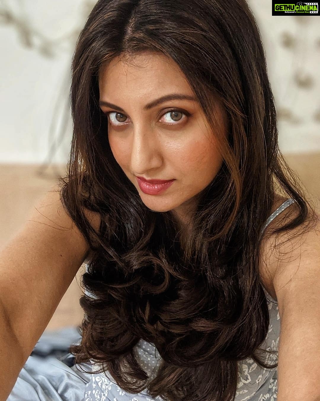 Hamsa Nandini Instagram - I ll be 'hair' for you!🤗 . #goodhairday #dysonairwrap #swanstories