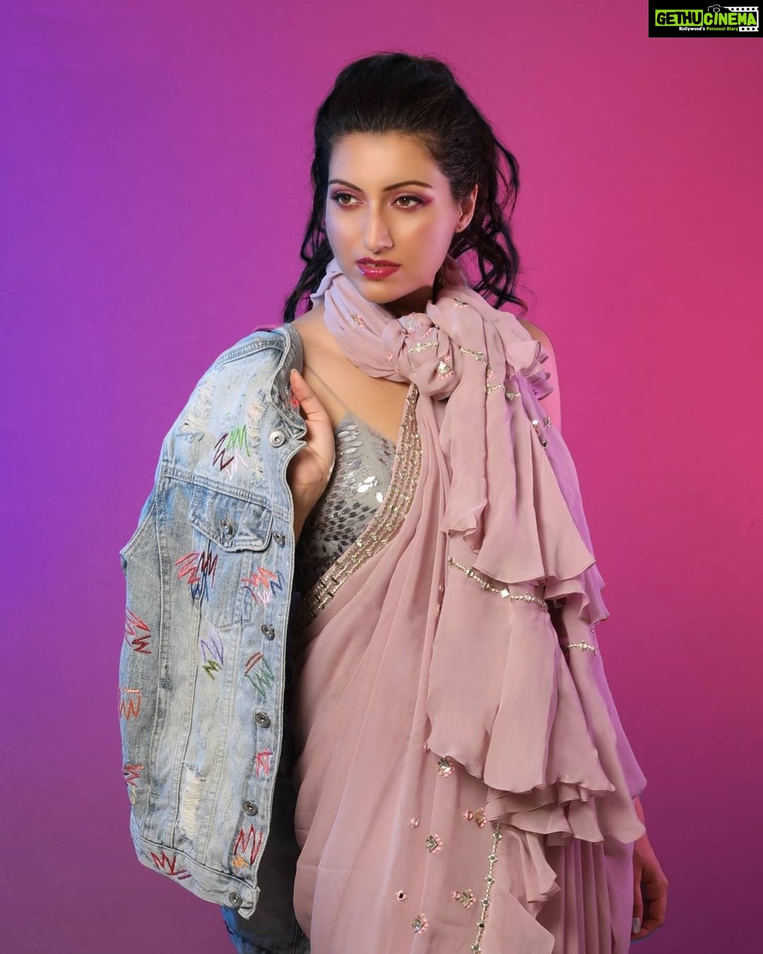 Hamsa Nandini Instagram - Love how versatile sarees can get!🧁 . #fusionwear #swanstories