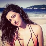 Hamsa Nandini Instagram – I just wanna live on the beach, walk it at night and then fall a sleep with the windows open n listen to the waves crash🌊. 
Universe are you listening? 🙏
.
#throwbacktotraveldays #newzealandvacations  #swanstories Coromandel