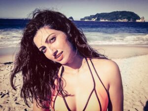 Hamsa Nandini Instagram - I just wanna live on the beach, walk it at night and then fall a sleep with the windows open n listen to the waves crash🌊. 
Universe are you listening? 🙏
.
#throwbacktotraveldays #newzealandvacations  #swanstories