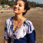 Hamsa Nandini Instagram - You al-waves make me smile! . #beachwalks👣 #swanstories