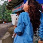 Hamsa Nandini Instagram – Puppy love 🤗
.
#roadtrip #travelgram #swanstories