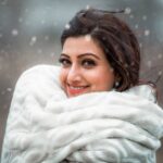 Hamsa Nandini Instagram - Wishing you all the timeless treasures of Christmas... The warmth of home, the love of family, and the company of good friends. Merry Xmas!🦌 . #xmas2020 #letitsnow #🤶 #swanstories