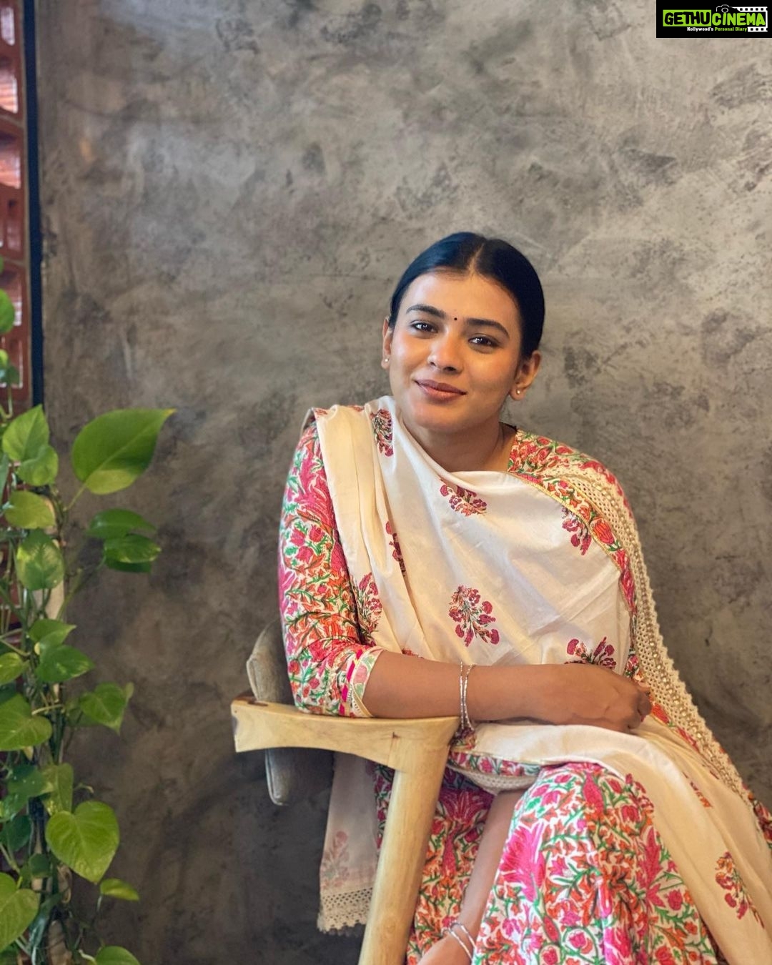 Hebah Patel - 60.2K Likes - Smiley egg head!🌼