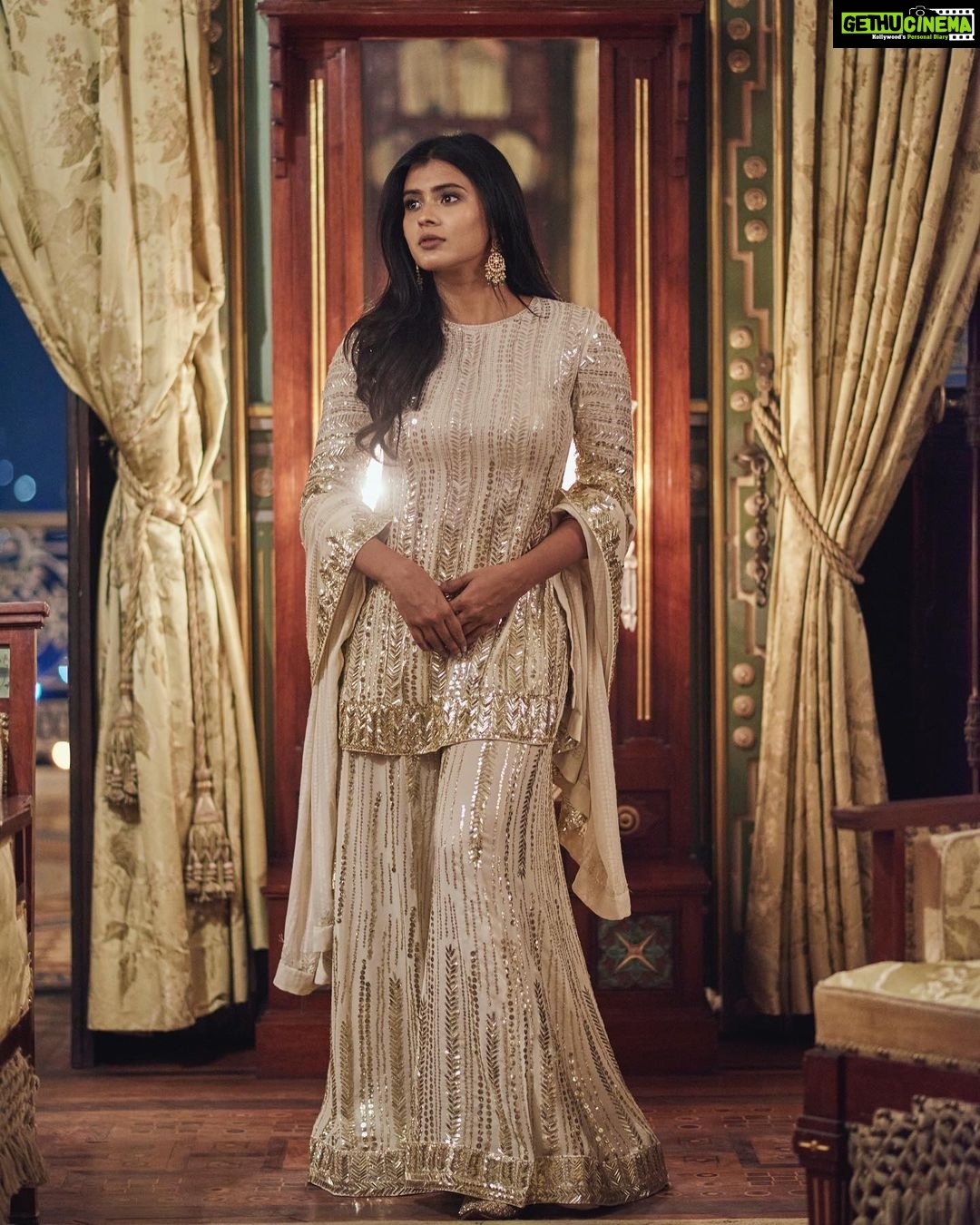 Hebah Patel - 58.1K Likes - For #10yearsofSandy
Congratulations @sandysartistry ❤️
Outfit: @manishmalhotraworld
Jewellery: @srjfinejewelry
Juttis: @arastudio.in
Makeup: @styliciousbysam
Styled by @officialanahita
Assistant stylist: @khushibagga04
Pic: @akshay.rao.visuals