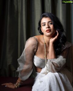 Hebah Patel Instagram - 👗: @tilfi_banaras @sheetalzaveribyvithaldas @6shweta 💄: @makeup_by_lavanya 📸: @abhinavsagarphotography