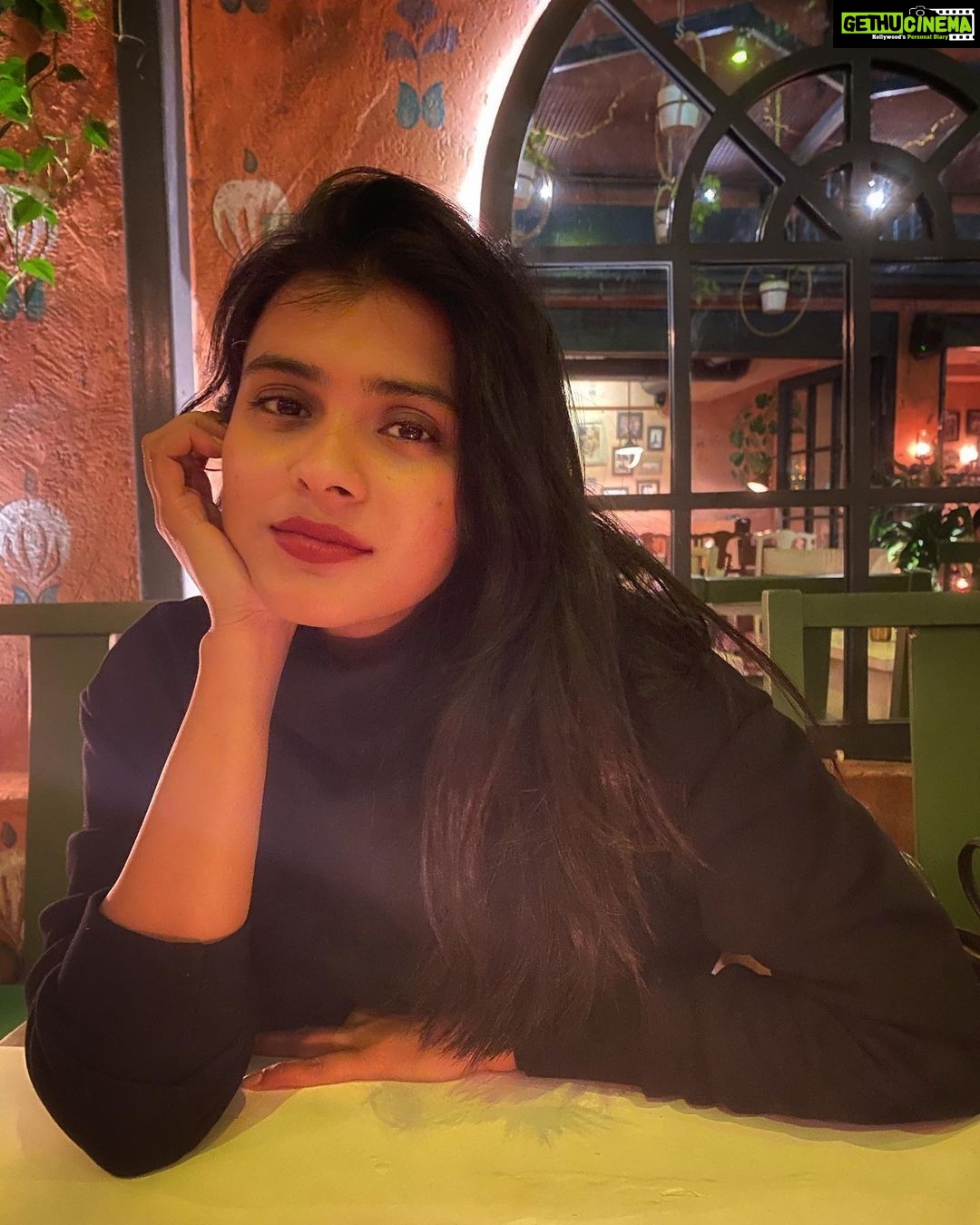 Hebah Patel Instagram - 📸: @niharikasingh13 said just coz she doesn’t do it doesn’t mean she doesn’t know how to! #newfav The Tanjore Tiffin Room