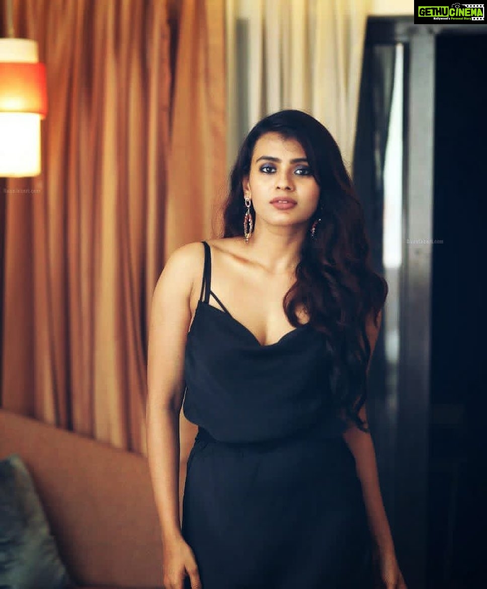 Hebah Patel - 78.8K Likes - Throwing back to dressing up in all shades of black! #tbt🔙📸