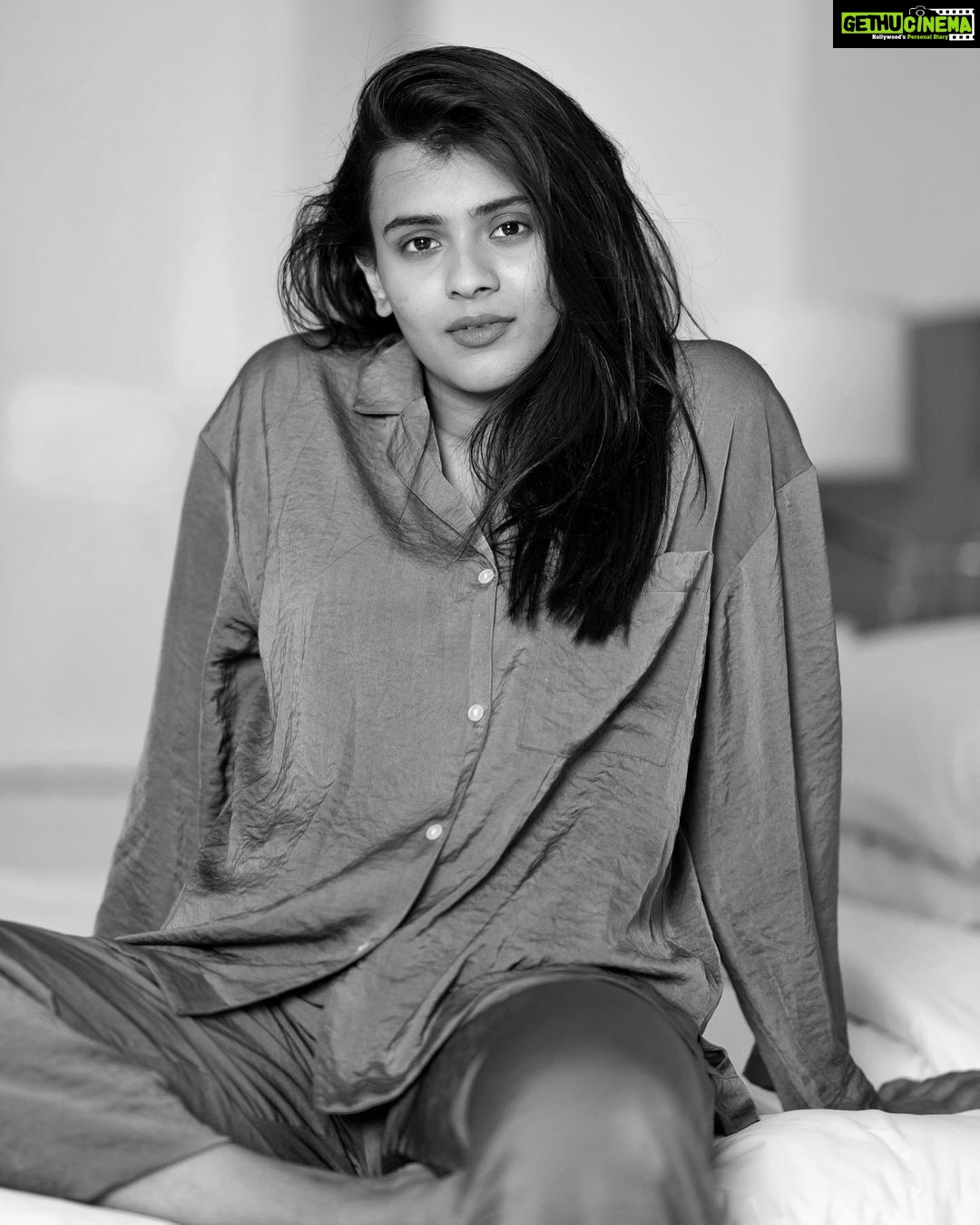 Hebah Patel Instagram - Mood for the weekend: 🛏 🍱 📺 Repeat.