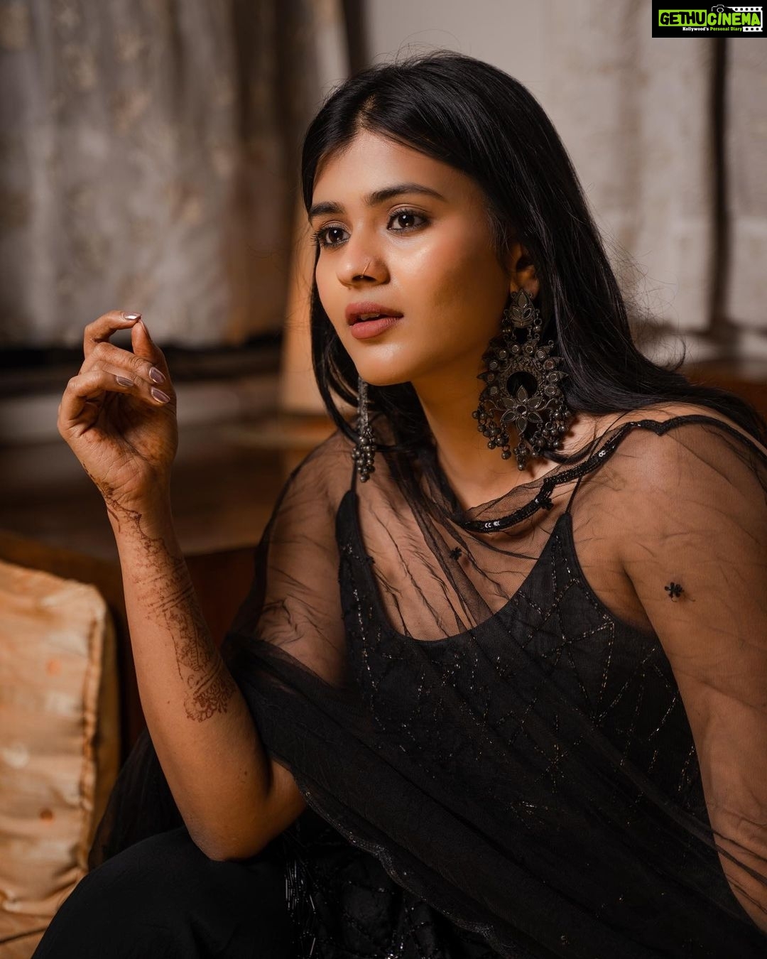 Hebah Patel Instagram - All for the grid even though I’ve no symmetry!