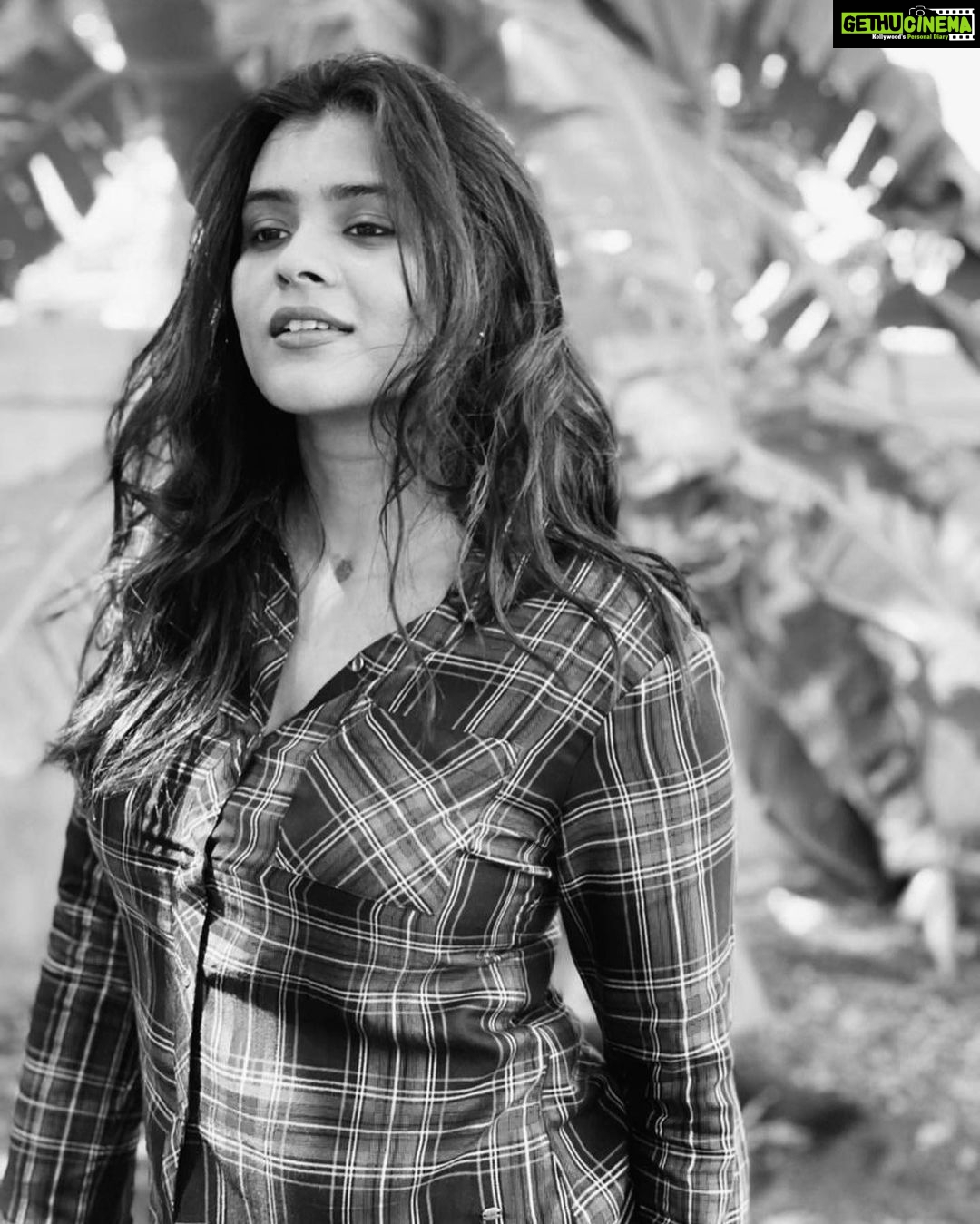 Hebah Patel - 57.9K Likes - Never looking straight at you!