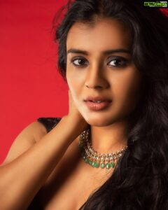 Hebah Patel Instagram - Up and close! Styled by @officialanahita 
Outfit: @shashankchelmilla 
Jewellery: @aarni_by_shravani 
Pic: @chinthuu_klicks