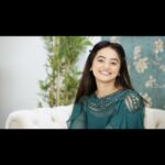 Helly Shah Instagram - મારા વાળ મજબૂત અને લાંબા થાય તે સુનિશ્ચિત કરવા માટે મારી મમ્મીએ હંમેશા મારા વાળને ડાબર આમલા હેર ઓઈલથી ઓઈલ કર્યું છે, અને હું હજુ પણ તેનો ધાર્મિક રીતે ઉપયોગ કરું છું કારણ કે વાળ ખરવા અને તૂટવા ખરેખર નિરાશાજનક હોઈ શકે છે, પરંતુ ડાબર આમલા હેર ઓઈલ સારા વાળ માટે યોગ્ય હેર સોલ્યુશન છે. દિવસો સુધી જે વાળની મજબૂતાઈ જાળવી રાખે છે,માથાની ચામડીને પોષણ આપે છે અને વાળને મજબૂત બનાવે છે. #ad #DaburAmlaHairOil #DaburAmla #HairOil #AsliAmlaDaburAmla