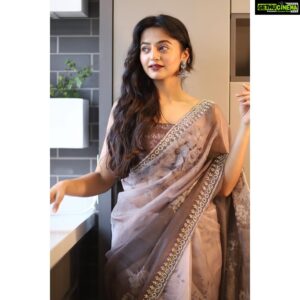 Helly Shah Instagram - Saal Mubarak ❤️🪔 📸- @aashkapatelphotographyy Stylist- @pratikshachandak 🥻- @silkline_ethnic 💍- @prihanjewelry 💄- @nishachandnanii 💇‍♀️- @makeoversbydhruvidoshi