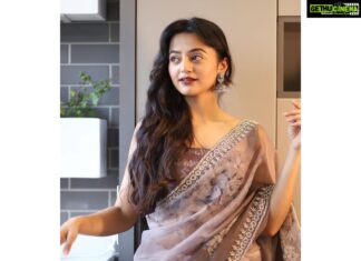 Helly Shah Instagram - Saal Mubarak ❤️🪔 📸- @aashkapatelphotographyy Stylist- @pratikshachandak 🥻- @silkline_ethnic 💍- @prihanjewelry 💄- @nishachandnanii 💇‍♀️- @makeoversbydhruvidoshi
