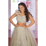 Helly Shah Instagram - 🕊 📸- @abhay_r_kirti Styled By- @stylemazebyjanvi Outfit By- @emiraasbyindrani Earrings :- @zehora.co Maang Tika :- @shillpapuriidesignerjewellery