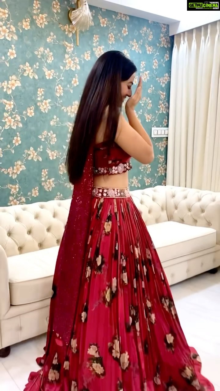 Helly Shah Instagram - Just say yes to the dress meri jaan ❤️💃 @badboyshah @punitjpathakofficial @payaldevofficial @adityadevmusic Outfit ~ @kalkifashion Styled by ~ @stylebytaashvi #Sajna #SajnaStep #SajnaSayYesToTheDress #Badshah #wedding #Sangeet #HellyShah